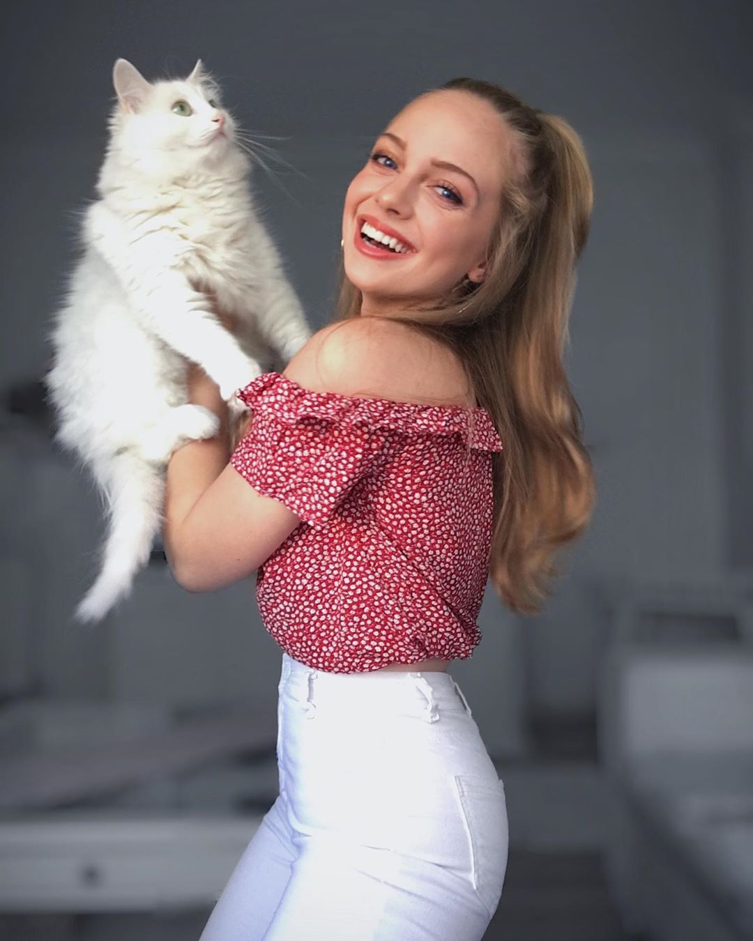 Netflix' Love 101 actress, Ipek is enjoying her healthy and happy life. 