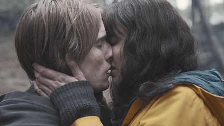 Lisa Vicarin and Louis Hofmann's Kissing Scene In Dark 