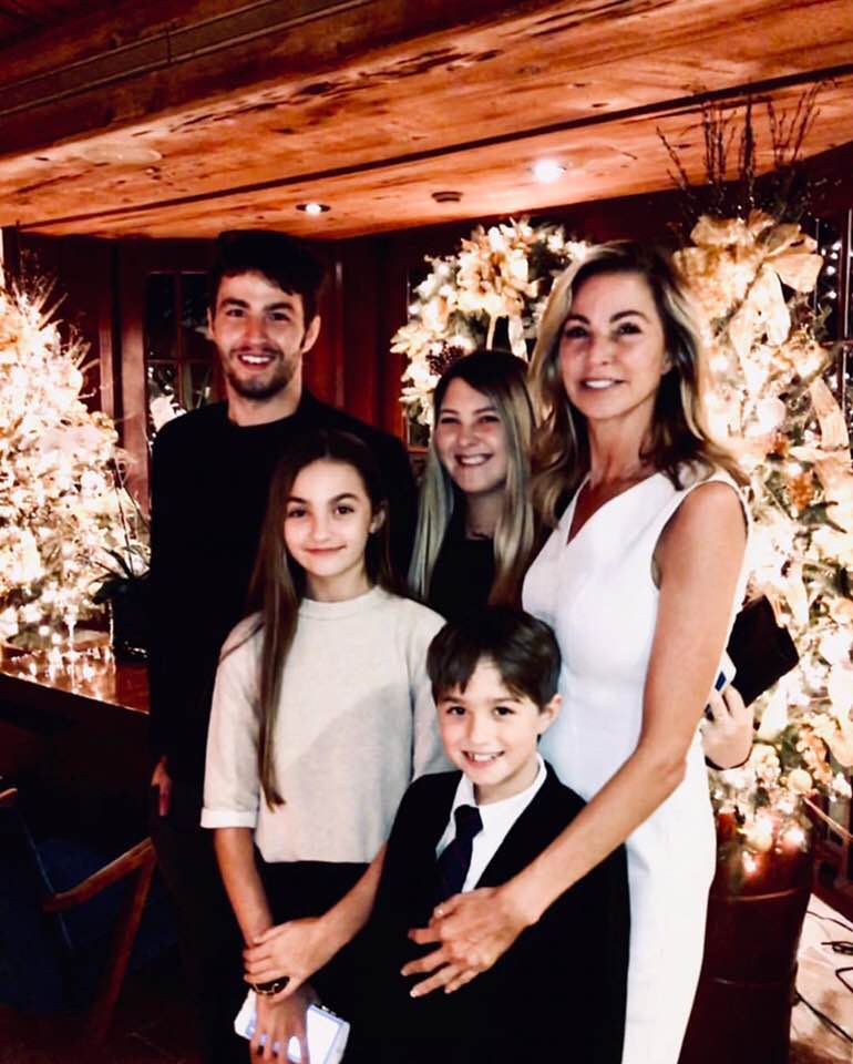 Bonder's with her son Taylor Jennings and daughter, Kira, attending an award show.