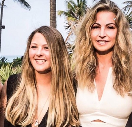 Lisa with her beautiful daughter Kira Bonder.