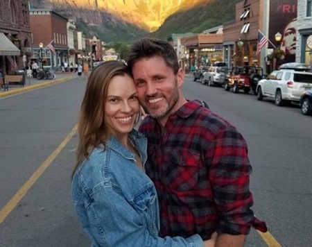  Hilary Swank got engaged to her boyfriend Philip Schneider in 2016.