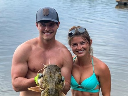 The noodler, hunter, Hannah Barron is in a romantic relationship with Cohen Smith.