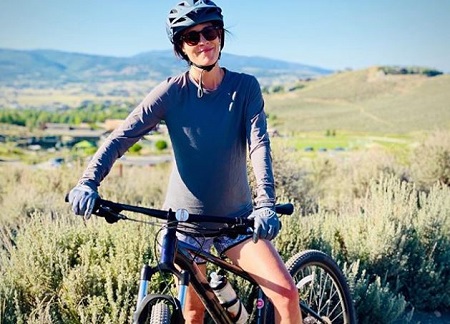 The actress Annabeth Gish has a net worth of $4 million.