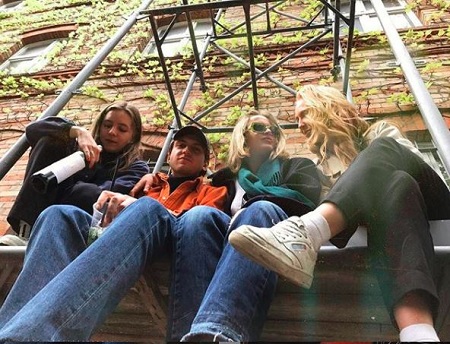  Gina Stiebitz's Captured The Photo With Her Friends at Kreuzberg, Berlin, Germany