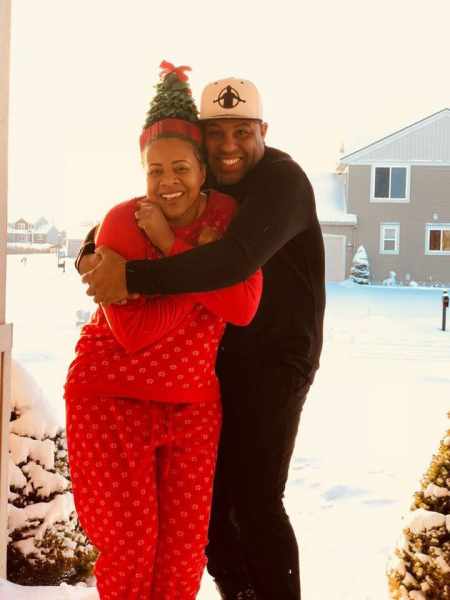 Dede Moseley's husband, Eric Thomas hugging her during the winter time. When and where the couple tied the knot?