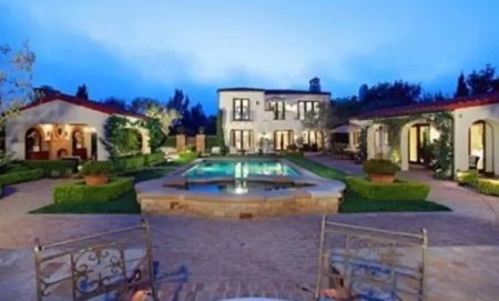 Bob Costas and his wife owns houses in California, New York, and Missouri.