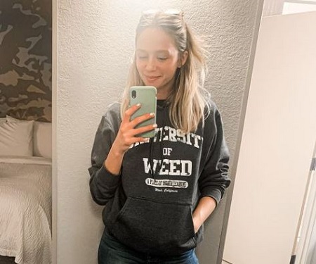 Anna Lore has an estimated net worth of around $500 thousand.