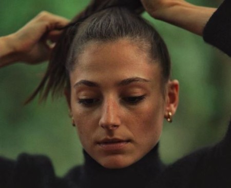 Elisha Applebaum is not involved in a relationship.