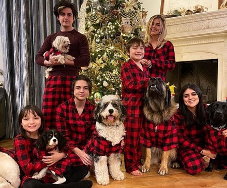  Carla Michelle Lee and Jim Lee children, Brittany (second from right, standing back), Kaitlin (right), Mason (second from left sitting), Lucas (second from left, standing), River, and Jackson.