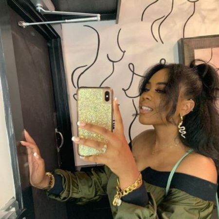 D'Essence Smiley Has No Boyfriend