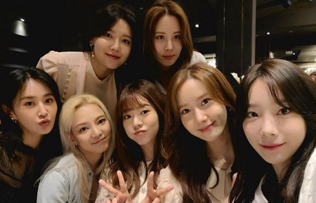 Yoona (second from right) with other Girls' Generation members, Kwon Yu-ri (left downward), Kim Hyo-Yeon (second from left), Susan Soonkyu Lee (third from right), Kim Tae-yeon (right), Choi Soo-young (left upward), and Seo Ju-Hyun.