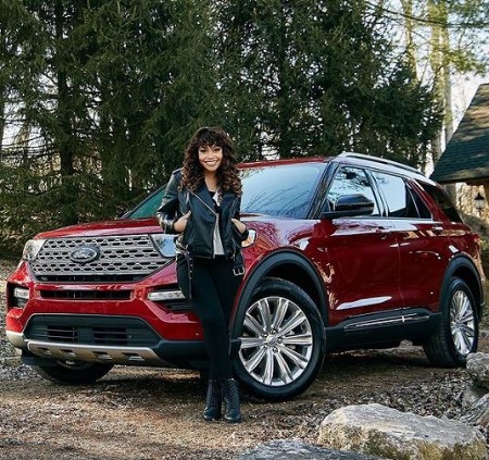 The American singe Evvie McKinnley has a net worth of around $700 thousand.