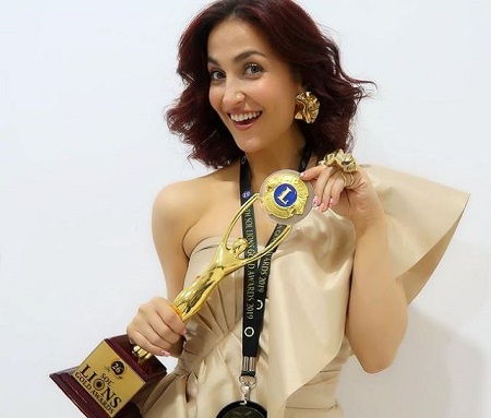 The Sol Lions Gold Awards-winning actress Elli Avram has an estimated net worth of around $2 million.