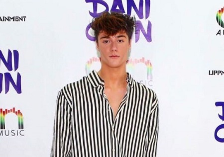 Sebastian Bails lives a single life as of April 2021.