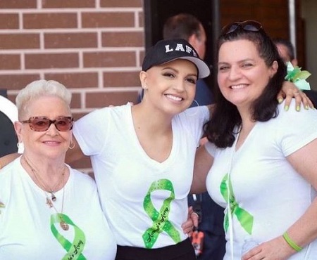  The journalist Amanda Salas (middle) with her mother (right) and grandmother (left).