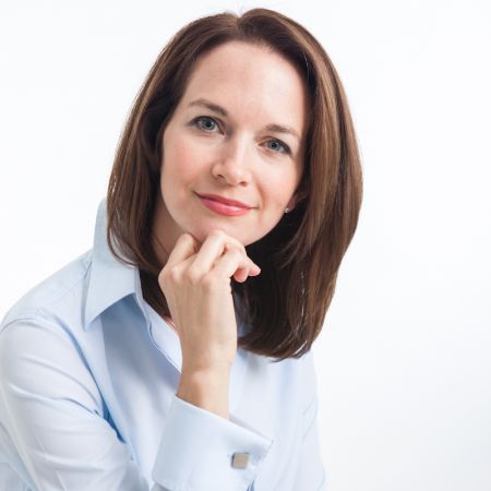 Anna Edward adapted her style of anchoring business news skills for more general news assignment with Bloomberg TV. Is Anna married or she is single?