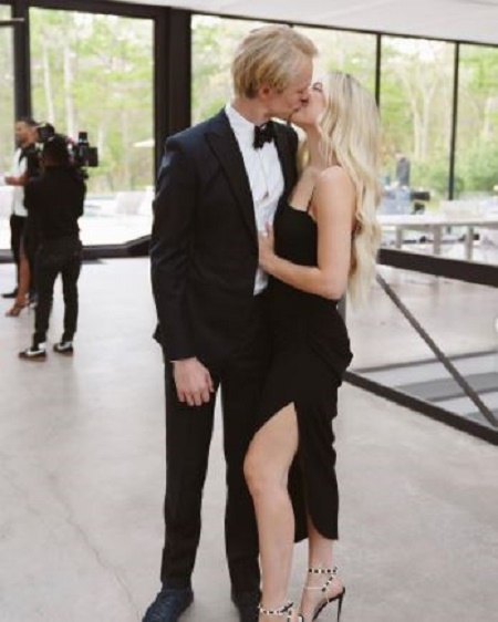 Erik Conover and Hanna Coleman's Kissing Each Other at the Party