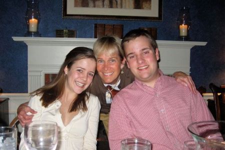 Jill Sutton and her husband, Bob Costas completed 17 years of marriage, but yet to share children. What does Costas' second wife, Mrs. Jill do for a living?