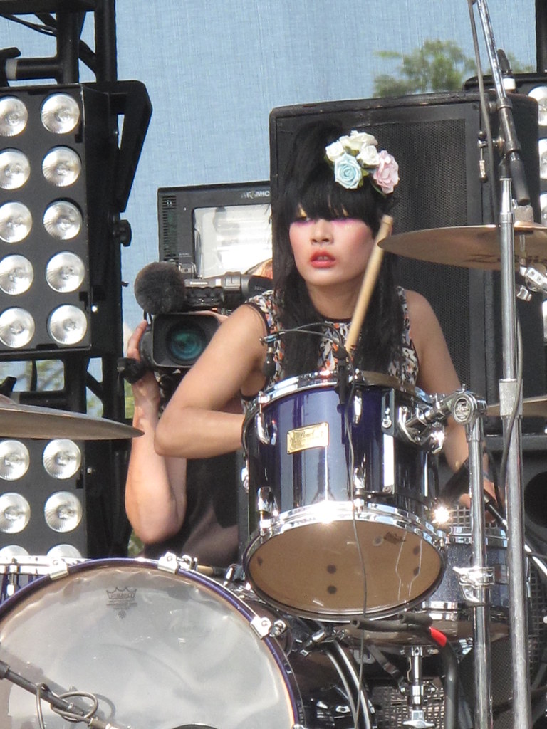 Currently Akiko Matsuura isn't in any relationship.