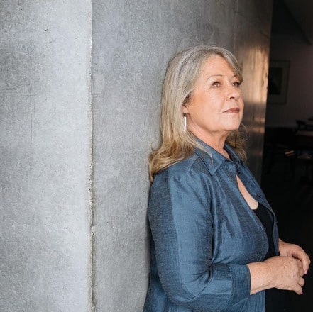 Noni Hazlehurst posing  by wearing black inner with blue shirt.
