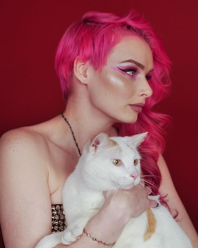 Alisa Ermolaev posing with her pet by wearing crop dress.