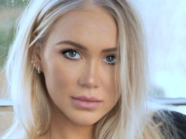 Mareli Miniutti posing for a photoshoot