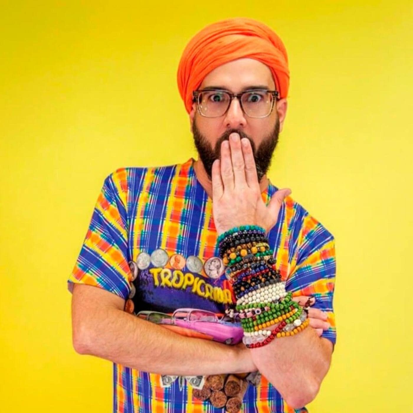 Alexander Otaola posing his one hand on his mouth.