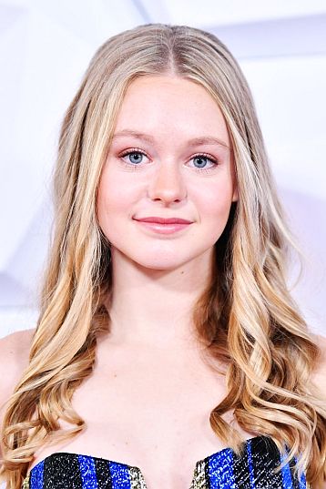 Isabella Crovetti posing for a photoshoot with a brown hair