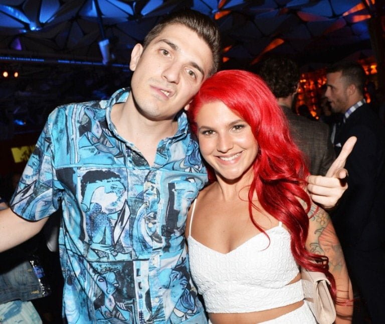 Carly Aquilino posing with her boyfriend Pete Davidson