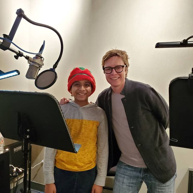 Aryan earing mix color hoodie.