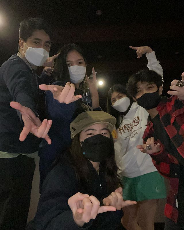 Niana Guerrero posing for the picture with with her friends.