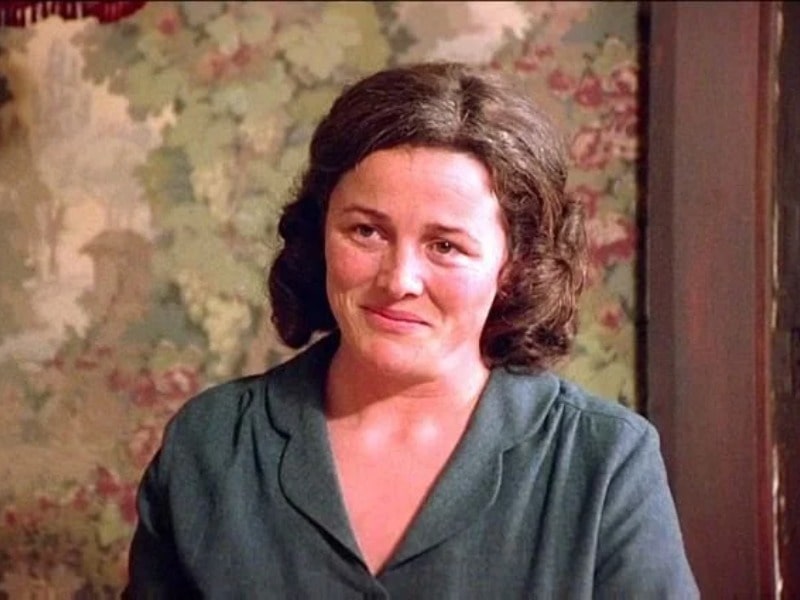 Sarah Peirse in a smiley face with a black short hair