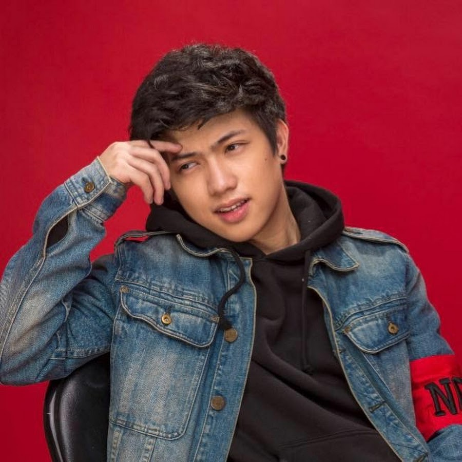 Ranz Kyle posing for the photo with his one hand in his forehead.