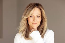 Nikki DeLoach posing for the picture with a short dark brown hair.