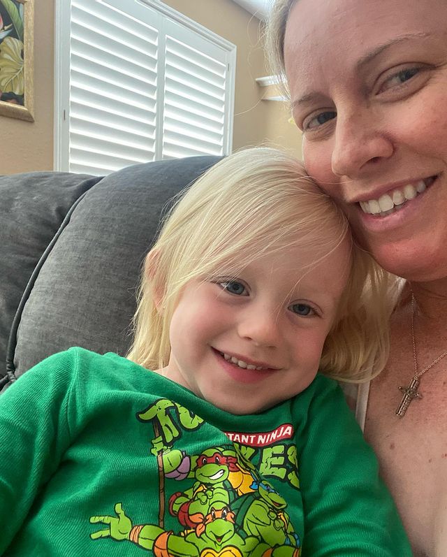 Brittany Lincicome with her daughter, Emery posing for a picture.