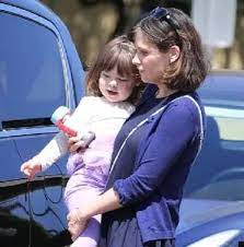 Elsie otter Pechenik in her young days with her mother Zooey Deschanel 