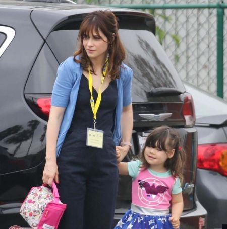 Elsie otter Pechenik in her young days with her mother Zooey Deschanel 
