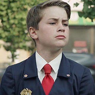 Childhood picture of Isaac Kragten posing for a photoshoot wearing blue color blazer