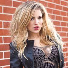 Natasha Slayton was captured wearing black outer with a dark grey hair