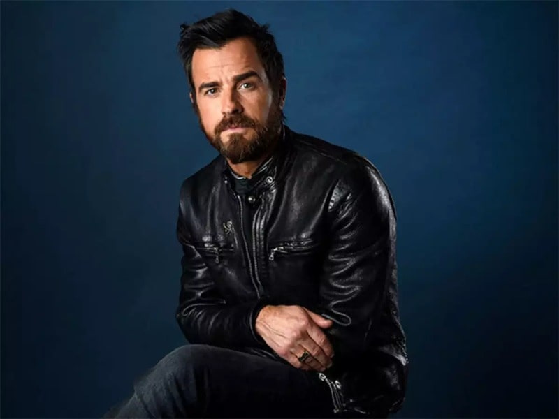  Eugene Theroux's son Justin Theroux was captured for the photo wearing black jacket and pant