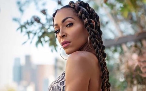 Amina Buddafly looks stunning in round earing and stylist hair