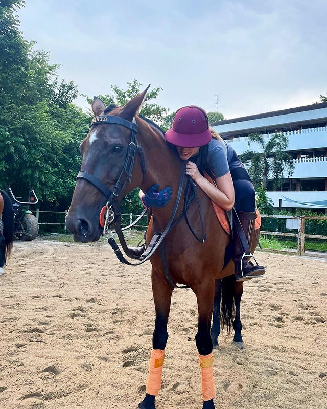 Rosanna Lockwood playing Horse Polo  by wearing blue t-shirt.