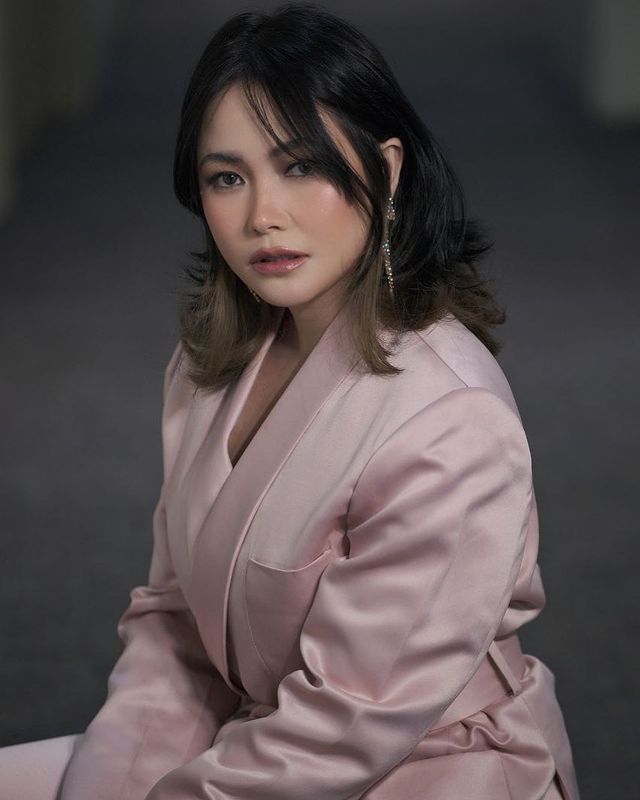 Picture of Yeng Constantino wearing pink dress 