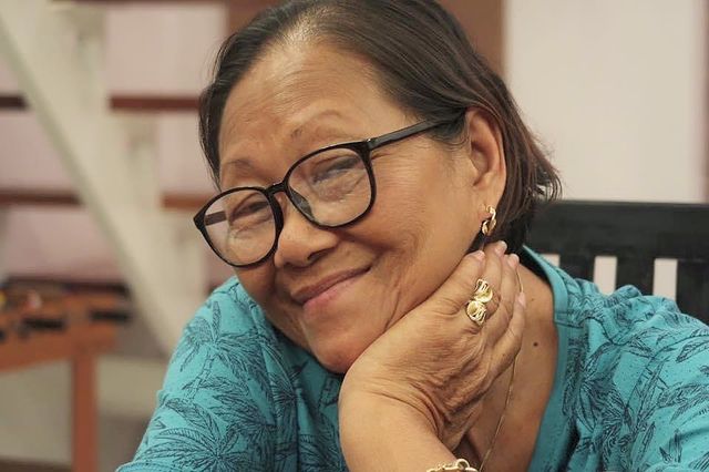 Picture of Yeng Constantino's late mother Susan Constantino wearing blue dress and spectacles