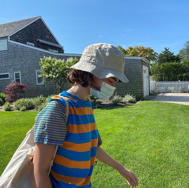 Picture of Oona Laurence and her house 