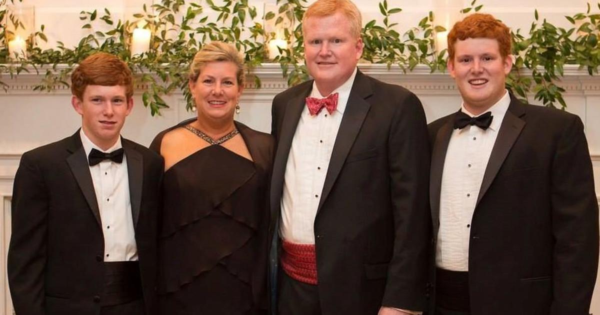 Picture of Alex Murdaugh with his wife Maggie Murdaugh and his sons Buster Murdaugh Jr and Paul Terry Murdaugh 