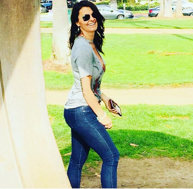 Picture of Eva Tamargo wearing jeans pant 