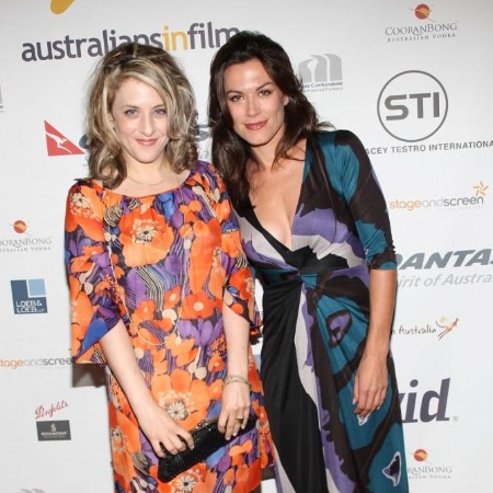 Bitty Schram with the actress Laura McLauchlin during some award ceremony. 