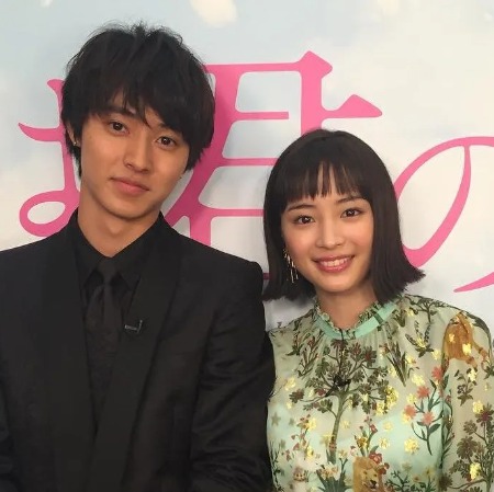 Kento Yamazaki with his rumored partner Suzu Rose. 